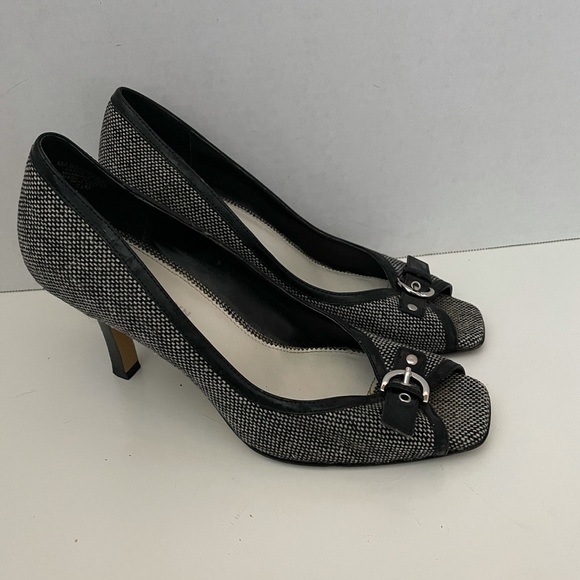 Anne Klein Black/White Fabric Peep Toe Heels/Pumps, 7.5, GUC. - Picture 3 of 7